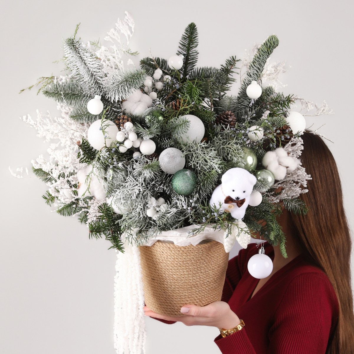 Зимняя композиция из нобилиса в кашпо